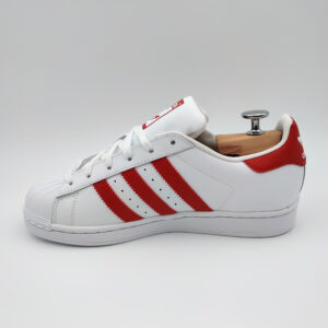 Adidas Superstar en cuir blanc et bandes rouges