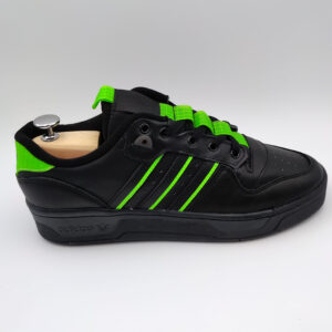 Adidas Rivalry Low noir avec motifs verts fluo