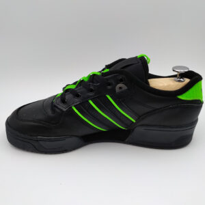 Adidas Rivalry Low noir avec motifs verts fluo