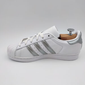 Adidas Superstar en cuir blanc et bandes argentés