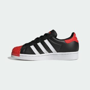 Adidas Superstar x LEGO noir avec bandes blanches et talon rouge
